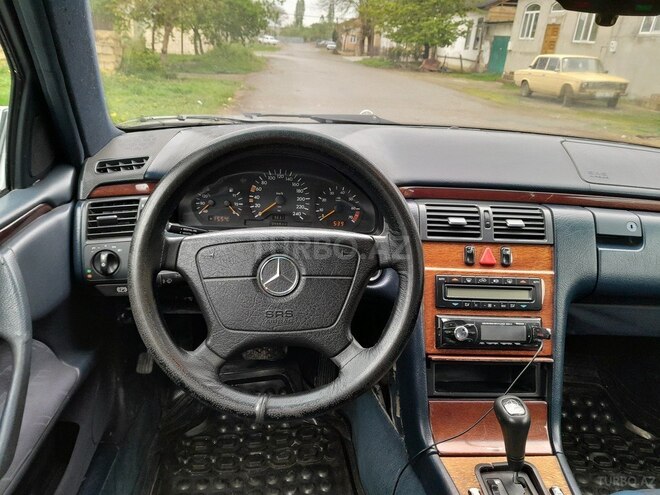 Mercedes E 230 1996, 350,000 km - 2.3 l - Quba