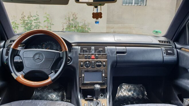 Mercedes E 230 1997, 310,000 km - 2.3 l - Bakı