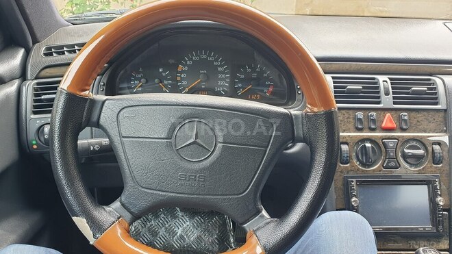 Mercedes E 230 1997, 310,000 km - 2.3 l - Bakı