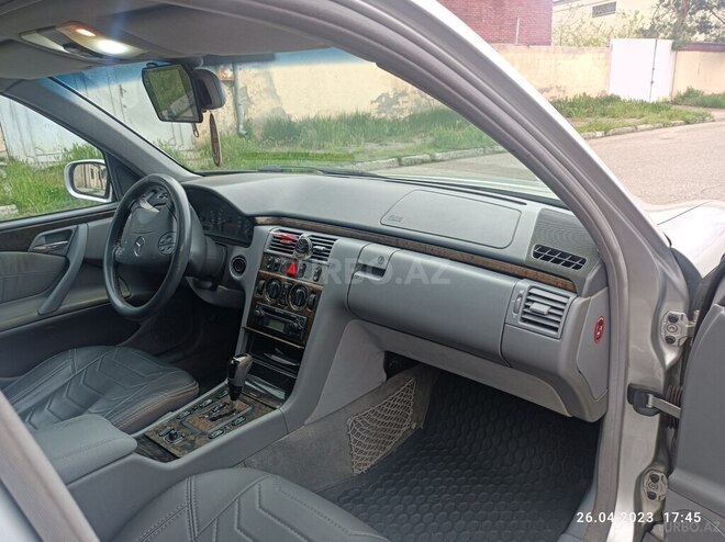 Mercedes E 240 2000, 247,409 km - 2.6 л - Quba