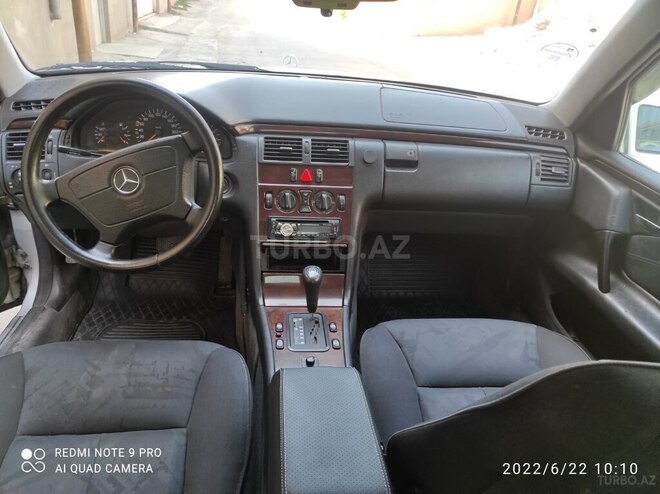 Mercedes E 220 1997, 280,000 km - 2.2 л - Bakı