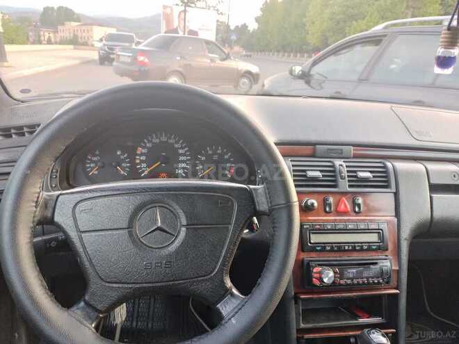 Mercedes E 240 1998, 210,000 km - 2.4 l - Göygöl