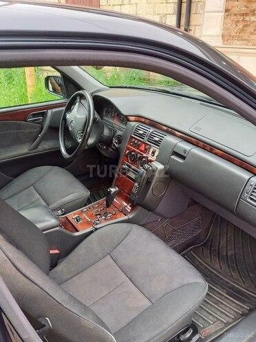 Mercedes E 240 2000, 230,000 km - 2.6 l - Quba