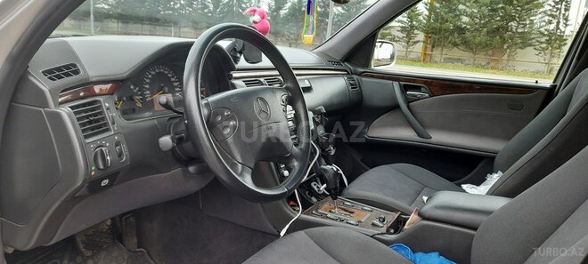 Mercedes E 280 2001, 320,000 km - 2.8 л - Biləsuvar
