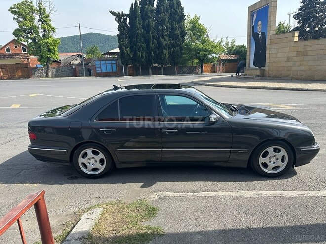 Mercedes E 220 2001, 291,232 km - 2.2 l - Qax