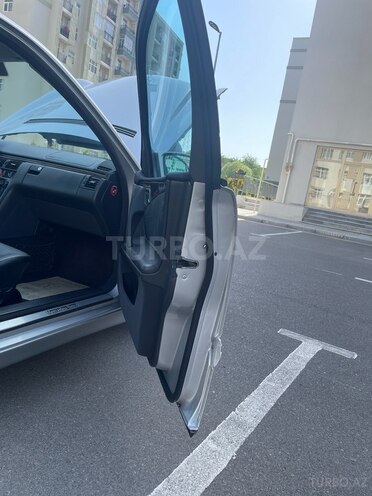 Mercedes E 240 2001, 235,000 km - 2.4 l - Bakı