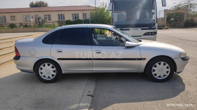 Opel Vectra 1995, 350,000 km - 2.0 l - Salyan