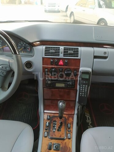 Mercedes E 240 2001, 356,813 km - 2.4 л - Sumqayıt