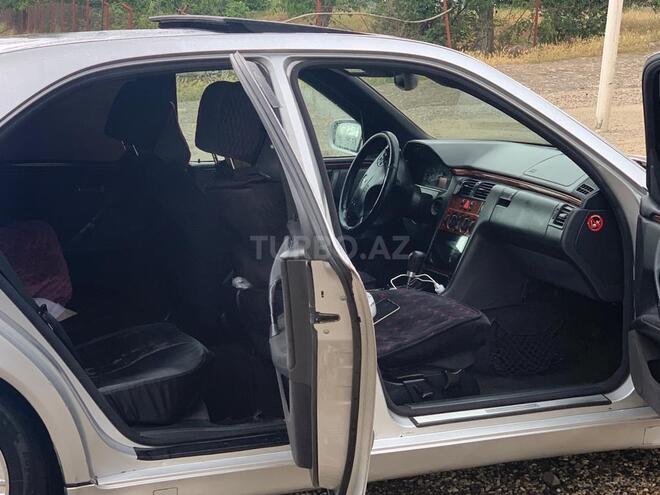 Mercedes E 200 2000, 350,000 km - 2.0 l - Quba