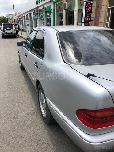 Mercedes E 200 1997, 32,000 km - 2.0 л - Yevlax