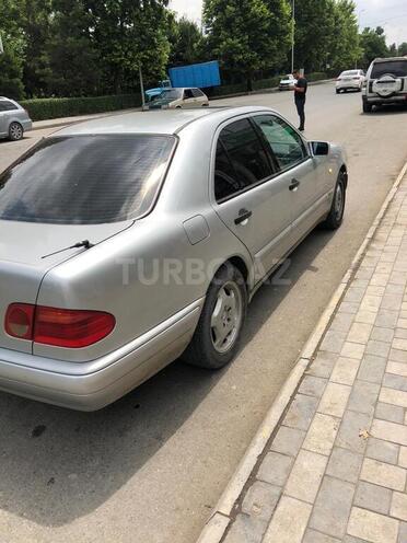 Mercedes E 200 1997, 32,000 km - 2.0 л - Yevlax