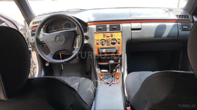Mercedes E 200 1997, 32,000 km - 2.0 л - Yevlax