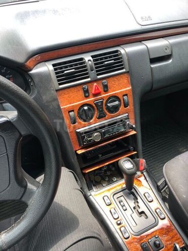 Mercedes E 200 1997, 32,000 km - 2.0 л - Yevlax