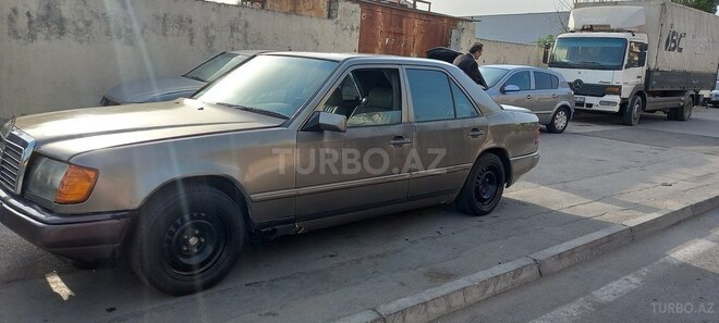 Mercedes E 230 1989, 241,800 km - 2.3 l - Bakı