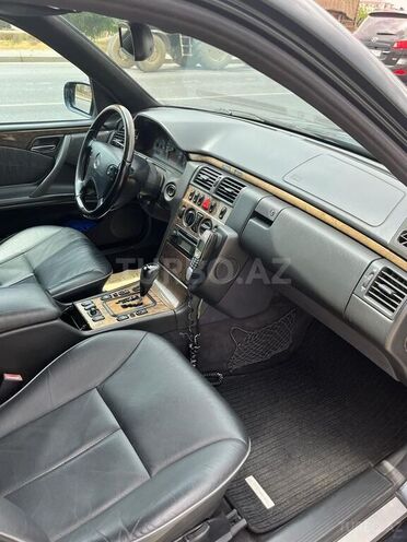 Mercedes E 270 2001, 392,580 km - 2.7 l - Bakı