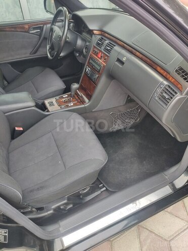 Mercedes E 220 2000, 398,000 km - 2.2 l - Ucar