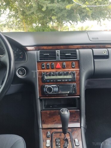 Mercedes E 220 2000, 398,000 km - 2.2 l - Ucar