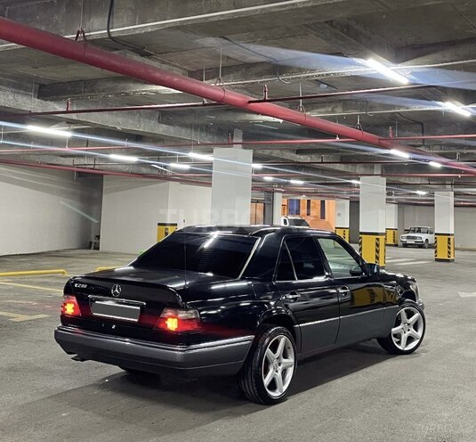 Mercedes E 280 1995, 225,000 km - 2.8 l - Gəncə