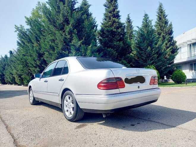 Mercedes E 260 1997, 256,458 km - 2.6 л - Qazax