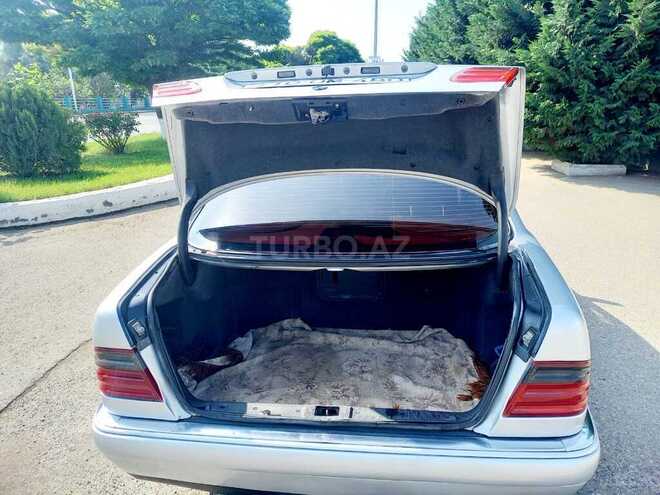 Mercedes E 260 1997, 256,458 km - 2.6 л - Qazax