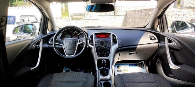 Opel Astra 2011, 132,000 km - 1.4 l - Bakı