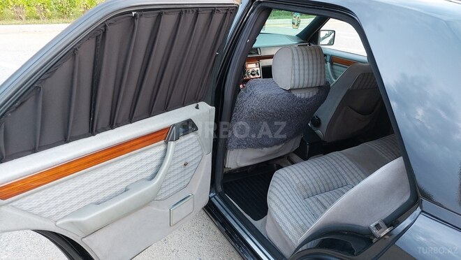 Mercedes E 220 1989, 123,456 km - 2.2 l - Masallı