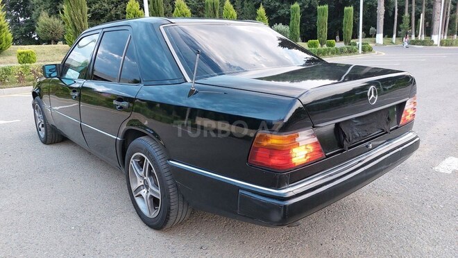 Mercedes E 220 1989, 123,456 km - 2.2 l - Masallı