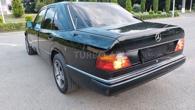 Mercedes E 220 1989, 123,456 km - 2.2 l - Masallı