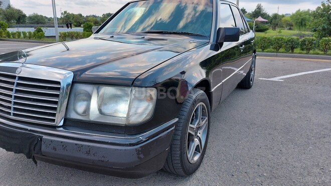 Mercedes E 220 1989, 123,456 km - 2.2 l - Masallı