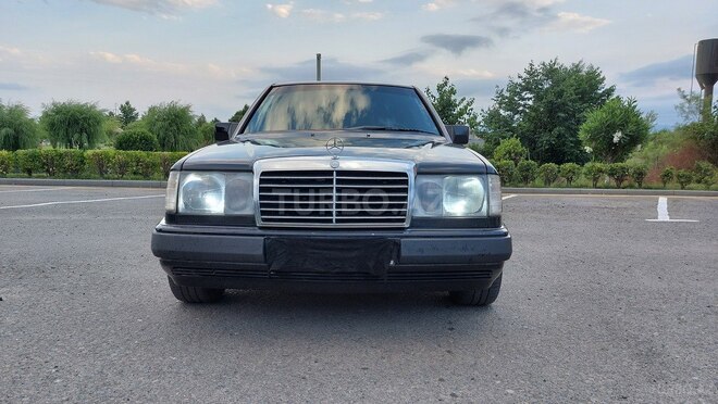 Mercedes E 220 1989, 123,456 km - 2.2 l - Masallı