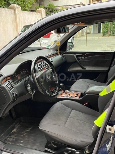 Mercedes E 220 2000, 213,900 km - 2.2 л - Bakı