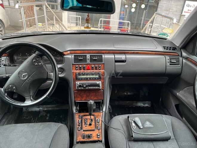 Mercedes E 220 2000, 213,900 km - 2.2 л - Bakı