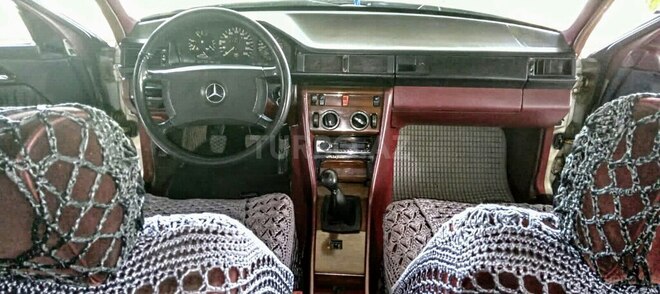 Mercedes E 200 1987, 374,247 km - 2.0 л - Sabirabad