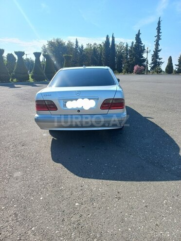 Mercedes E 240 2000, 235,946 km - 2.4 л - Ağcabədi