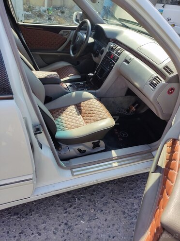 Mercedes E 220 2001, 170,214 km - 2.2 l - Bakı