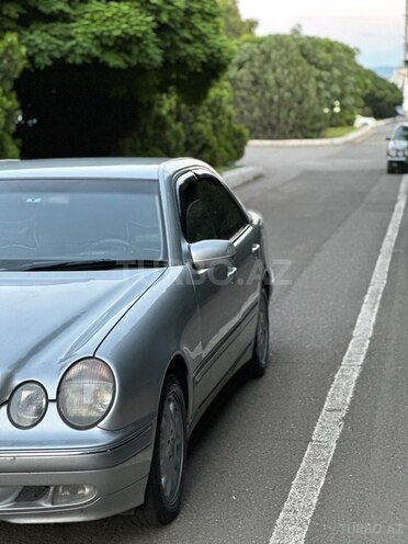 Mercedes E 220 2000, 232,000 km - 2.2 л - Qazax