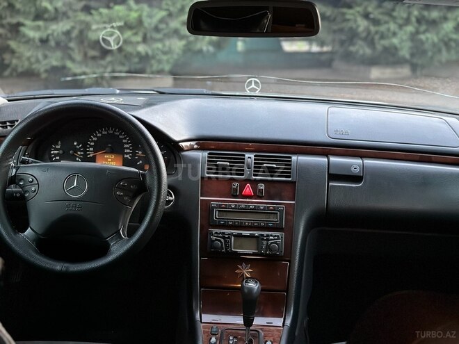 Mercedes E 220 2000, 232,000 km - 2.2 л - Qazax