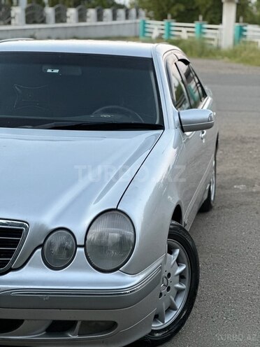 Mercedes E 220 2000, 232,000 km - 2.2 л - Qazax