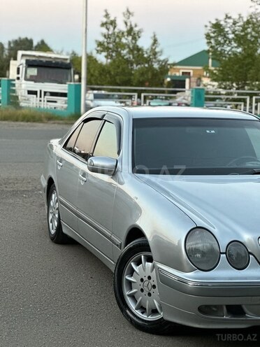 Mercedes E 220 2000, 232,000 km - 2.2 л - Qazax