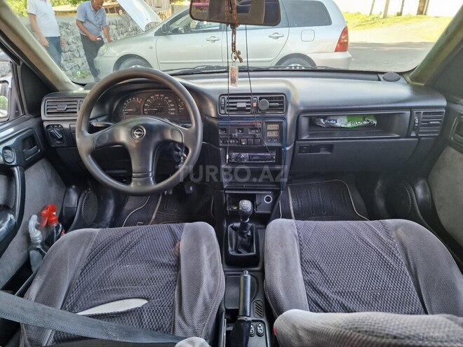 Opel Vectra 1995, 456,457 km - 1.6 l - Qax
