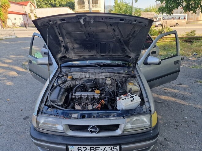 Opel Vectra 1995, 456,457 km - 1.6 l - Qax