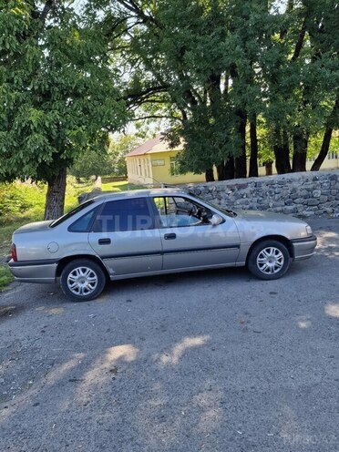 Opel Vectra 1995, 456,457 km - 1.6 l - Qax