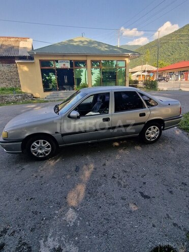 Opel Vectra 1995, 456,457 km - 1.6 l - Qax