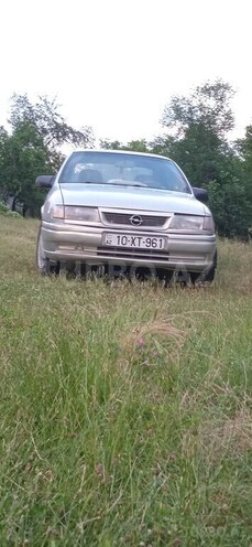 Opel Vectra 1992, 250,000 km - 1.8 л - Quba