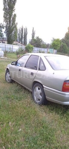 Opel Vectra 1992, 250,000 km - 1.8 л - Quba
