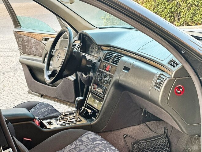 Mercedes E 220 1998, 320,000 km - 2.2 l - Bakı