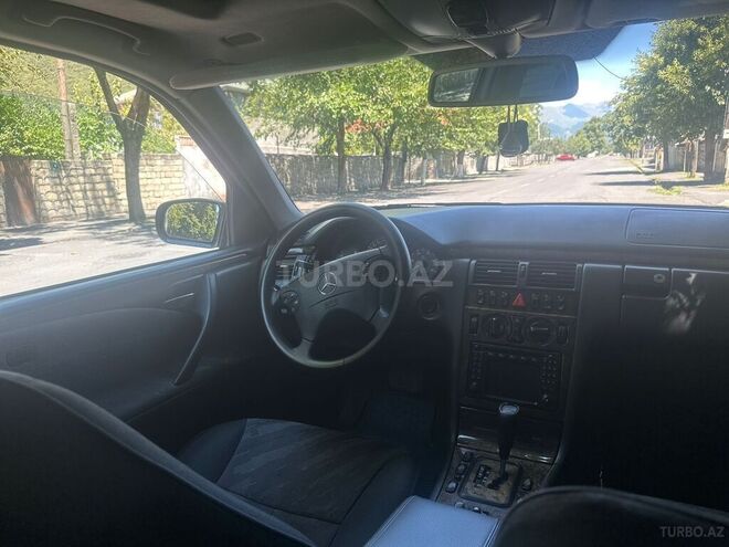 Mercedes E 220 2001, 270,000 km - 2.2 l - Bakı