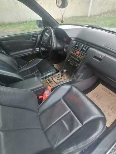 Mercedes E 240 2002, 367,000 km - 2.4 л - Yevlax