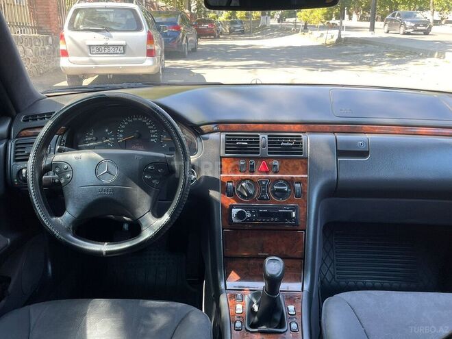 Mercedes E 220 2000, 298,000 km - 2.2 l - Şəki
