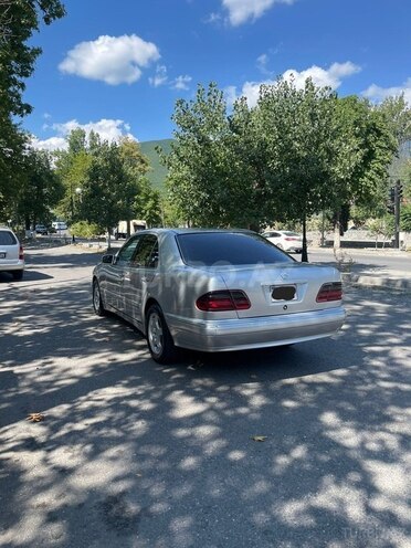 Mercedes E 220 2000, 298,000 km - 2.2 l - Şəki